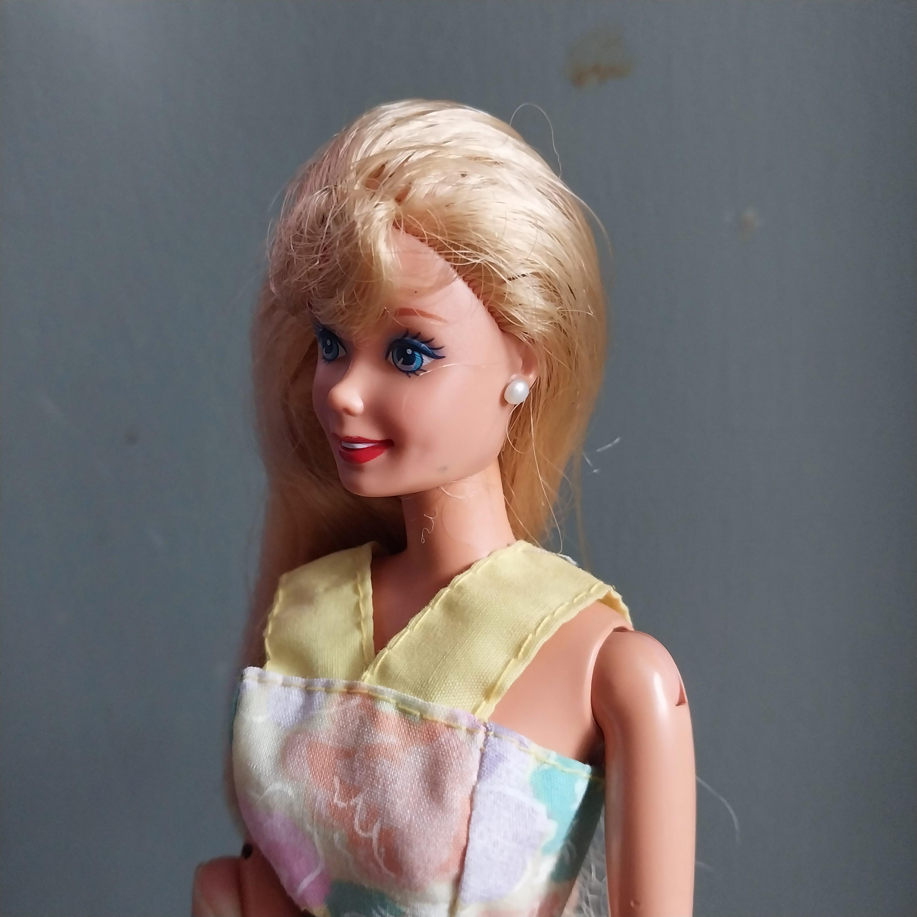 มีหลายภาพ ข้อหลวม มือมีตำหนิ ตุ๊กตาบาร์บี้วินเทจข้อต่อรุ่นเก่า Mattel 1993 แถมชุด