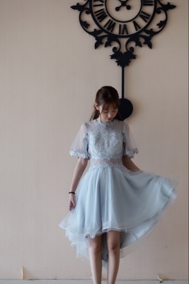 ชุดราตรีหน้าสั้นหลังยาวสีทองปักเลื่อมลายดอกไม้ ไหล่ปาดแขนยาว เชือกผูกหลัง สำเนา