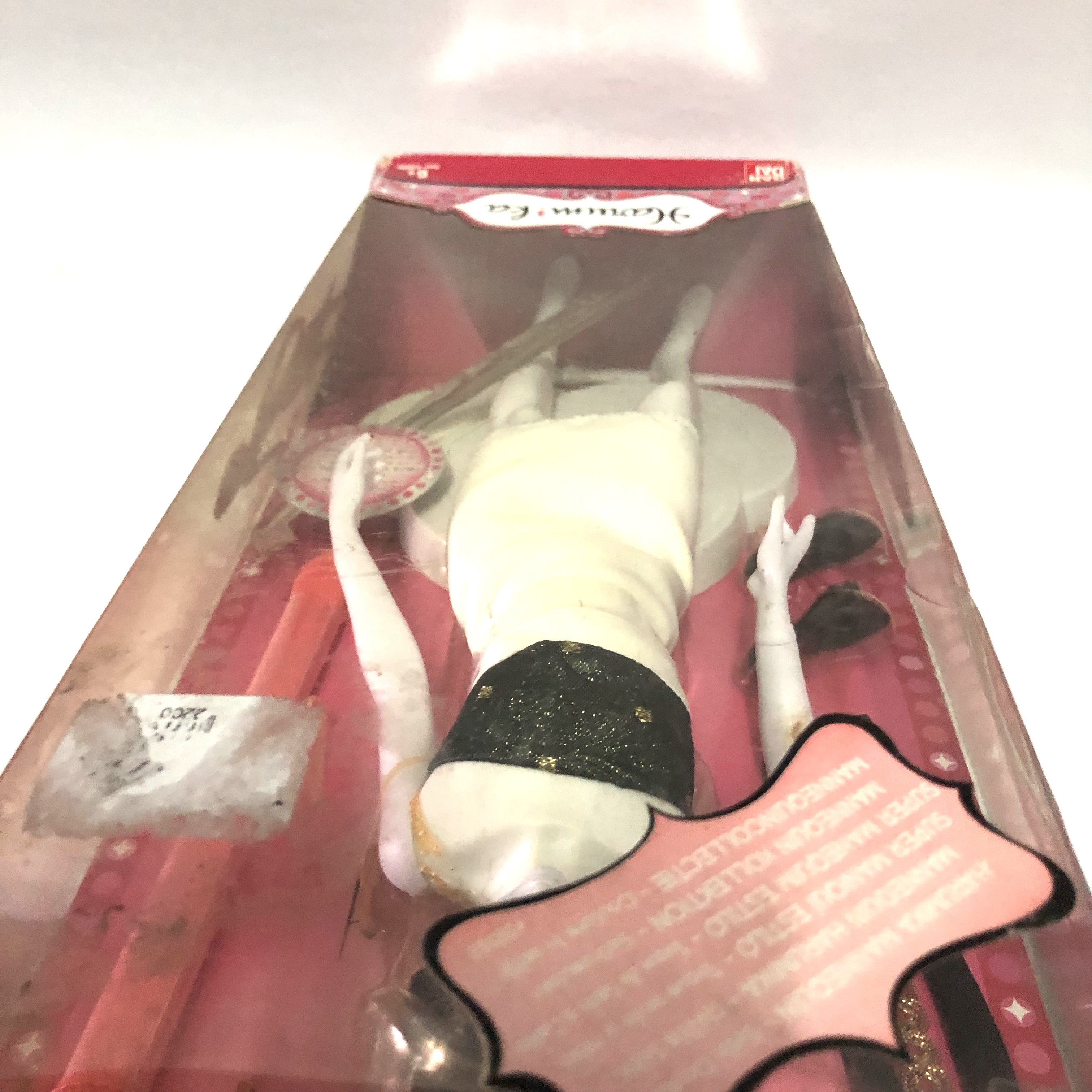 มือ1 เก่าเก็บในกล่อง *** สภาพเก่าตามอายุ แขนมีรอยเปื้อน และ ยางรัดอุปกรณ์ในกล่องขาด และอุปกรณ์ต่างๆหลุดในกล่อง ตุ๊กตานางแบบ Harumika