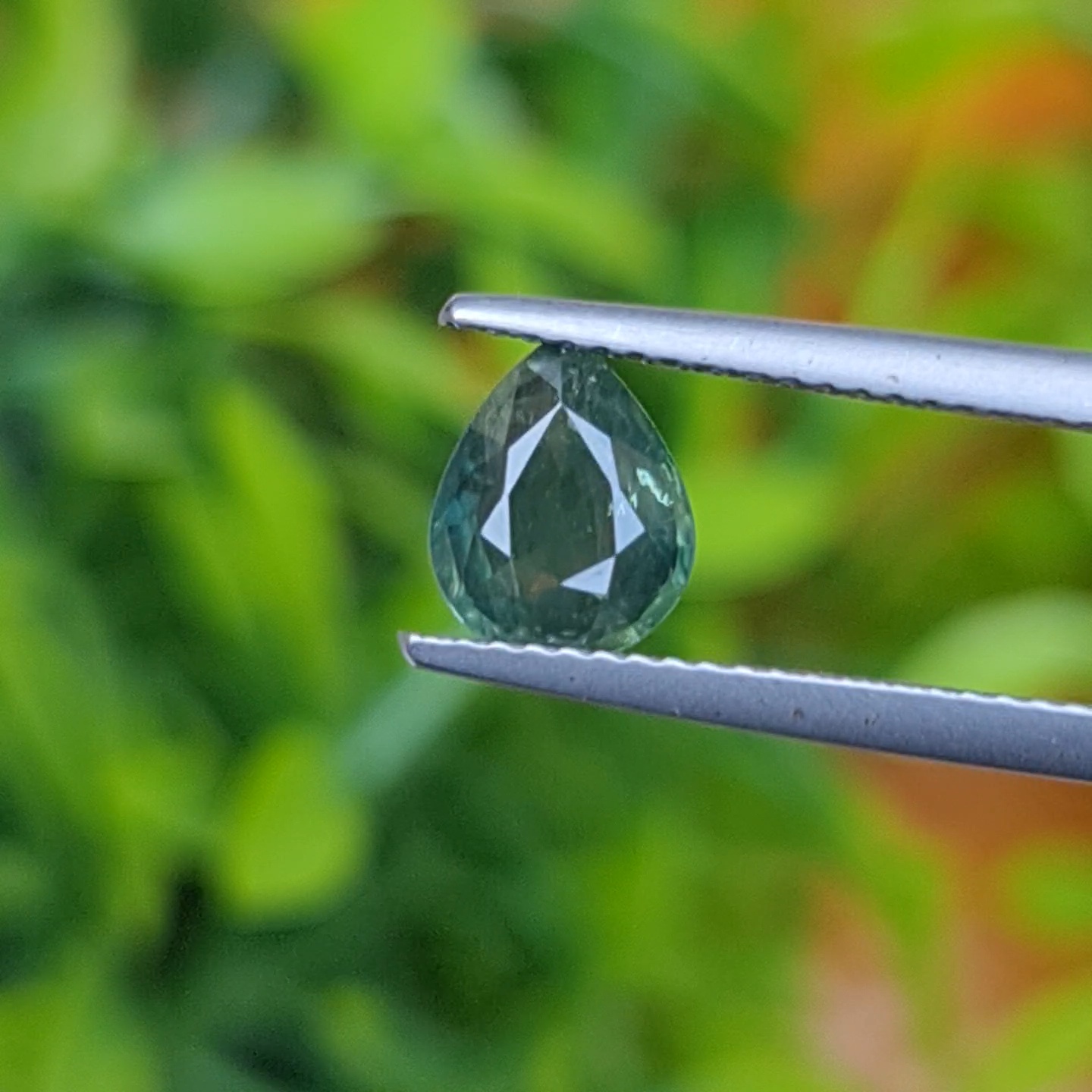 พลอย เขียวส่อง Green Sapphire 1.56 กะรัต (Cts.) พลอยแท้ อัญมณีมงคลประจําวันเกิด เครื่องประดับพลอย