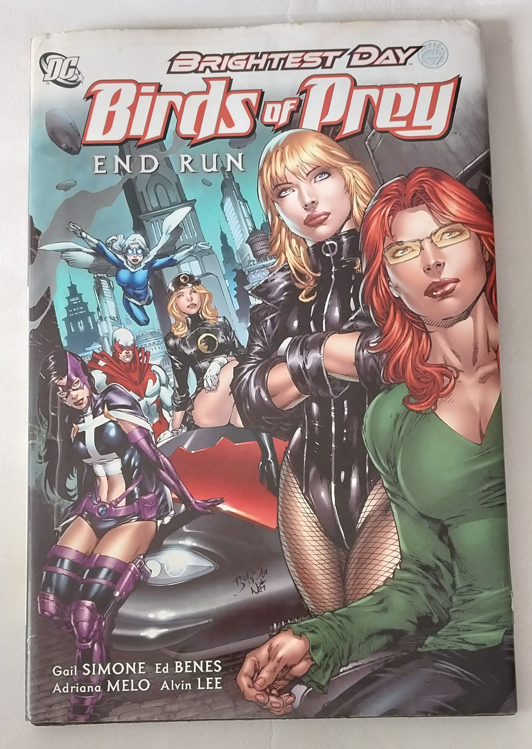 หนังสือภาพการ์ตูน ปกแข็ง มีปกหุ้ม **มีตำหนิ โปรดดูทุกภาพ,DC comics ฉบับภาษาอังกฤษ brightest Day Birds of prey End Run, โดย Gail Simons ed Benes, Adriana Melo Alvin lee หนังสือปกแข็งมีปกหุ้ม กระดาษมัน ภาพสีทั้งเล่ม