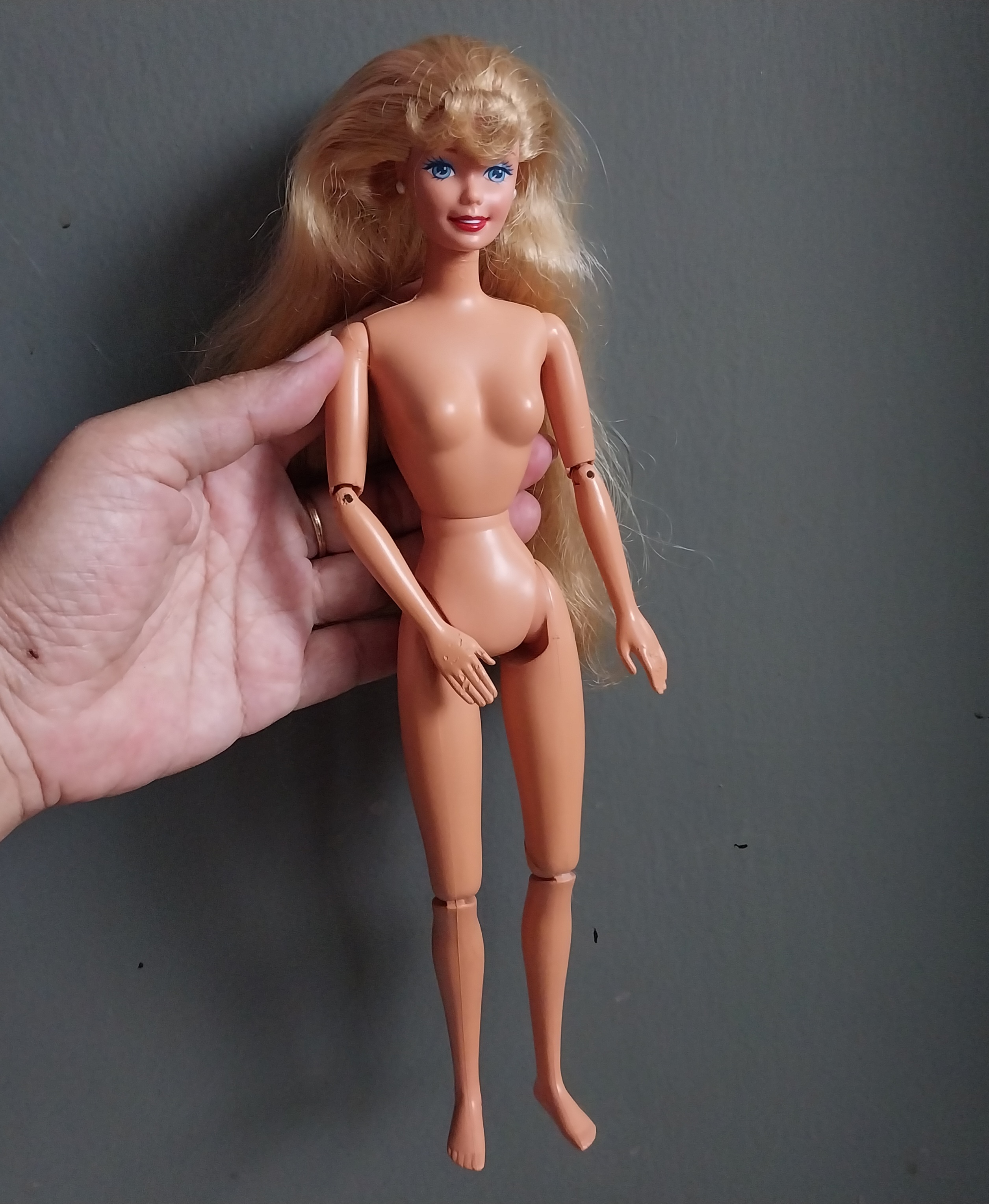 มีหลายภาพ ข้อหลวม มือมีตำหนิ ตุ๊กตาบาร์บี้วินเทจข้อต่อรุ่นเก่า Mattel 1993 แถมชุด