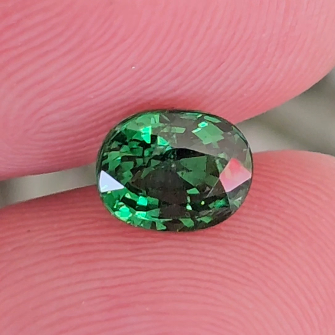 พลอย ซาโวไรท์ Tsavorite Garnet 1.36 กะรัต (Cts.) ดิบ Unheated พร้อมใบเซอร์ อัญมณีมงคลประจําวันเกิด เครื่องประดับพลอย
