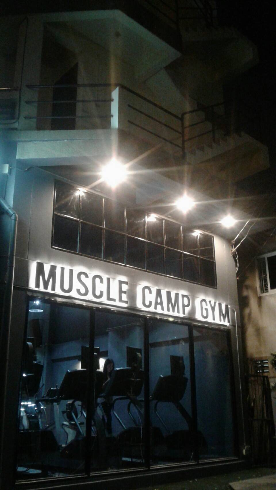 ป้ายอักษรโลหะ ติดไฟออกหลัง #MUSCLECAMPGYM