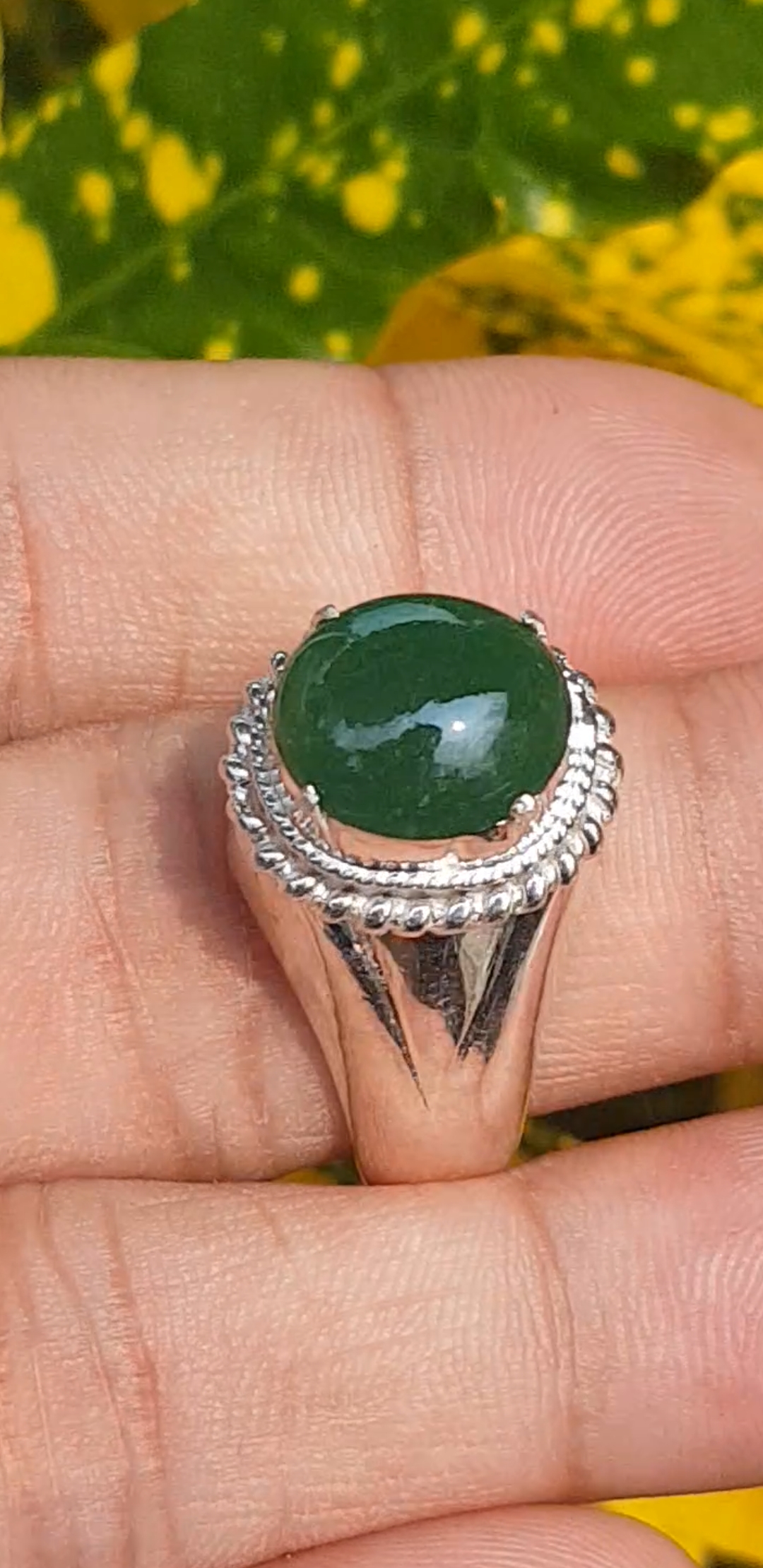 หยก พม่า แท้ Jade แหวนหยก 翡翠戒指 (Jadeite ring) 3.42 กะรัต (Cts.) (Size) 61 ดิบ ไม่ผ่านการปรับปรุง (Type A) พม่า (Myanmar)