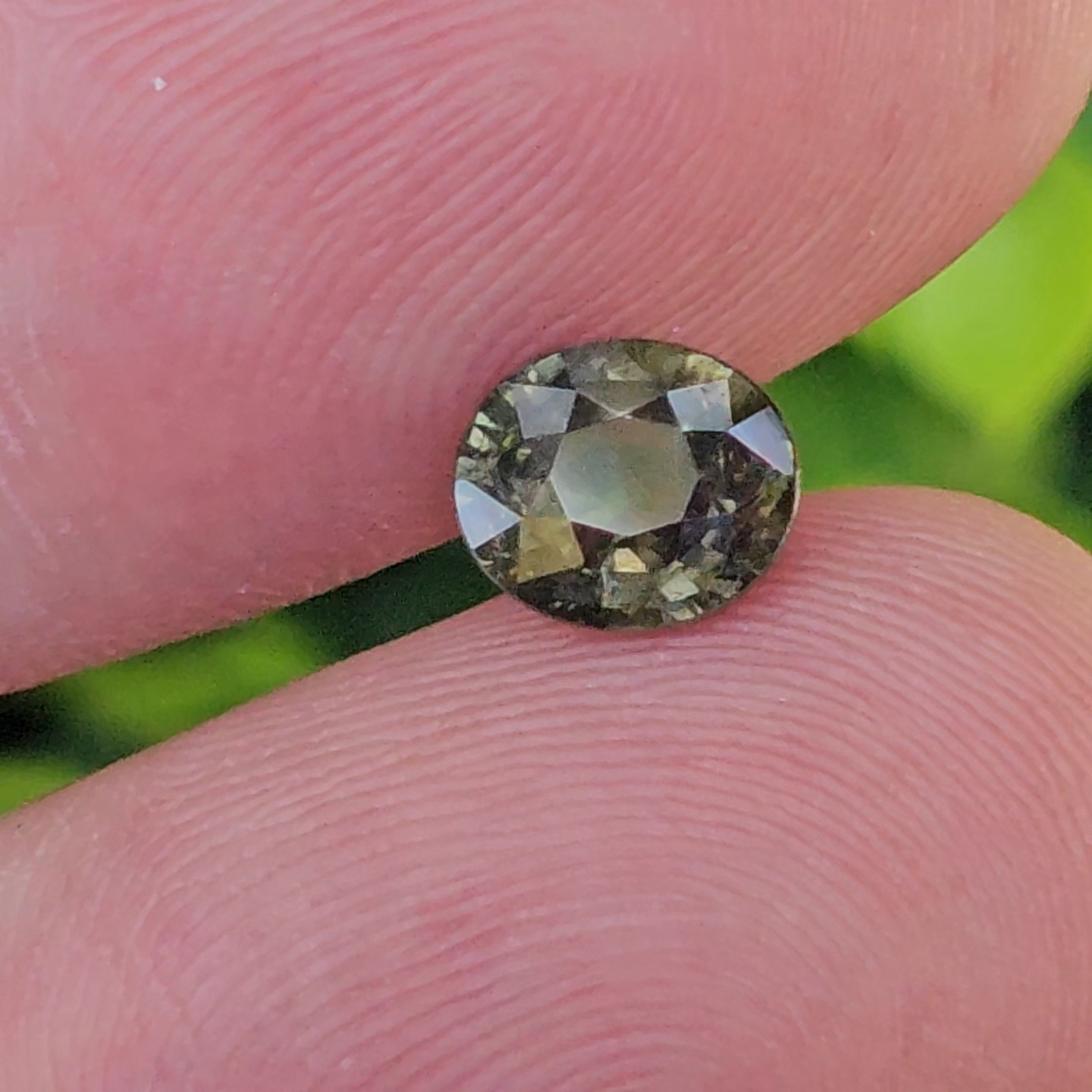 พลอย เขียวส่อง Green Sapphire 1.13 กะรัต (Cts.) ดิบ Unheated พลอยแท้ อัญมณีมงคลประจําวันเกิด เครื่องประดับพลอย