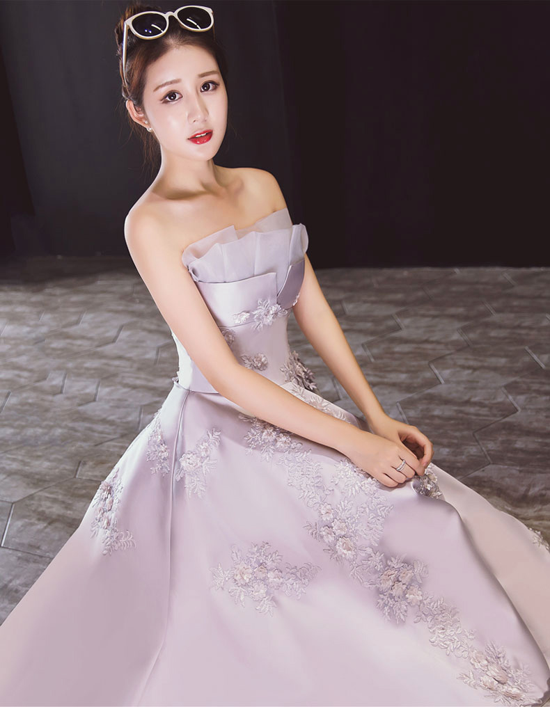 Pre-order ชุดราตรียาว เกาะอก ผ้าซาติน แต่งลูกไม้ แต่งตาข่ายที่อก จับจีบ เชือกผูกหลัง สีเทา