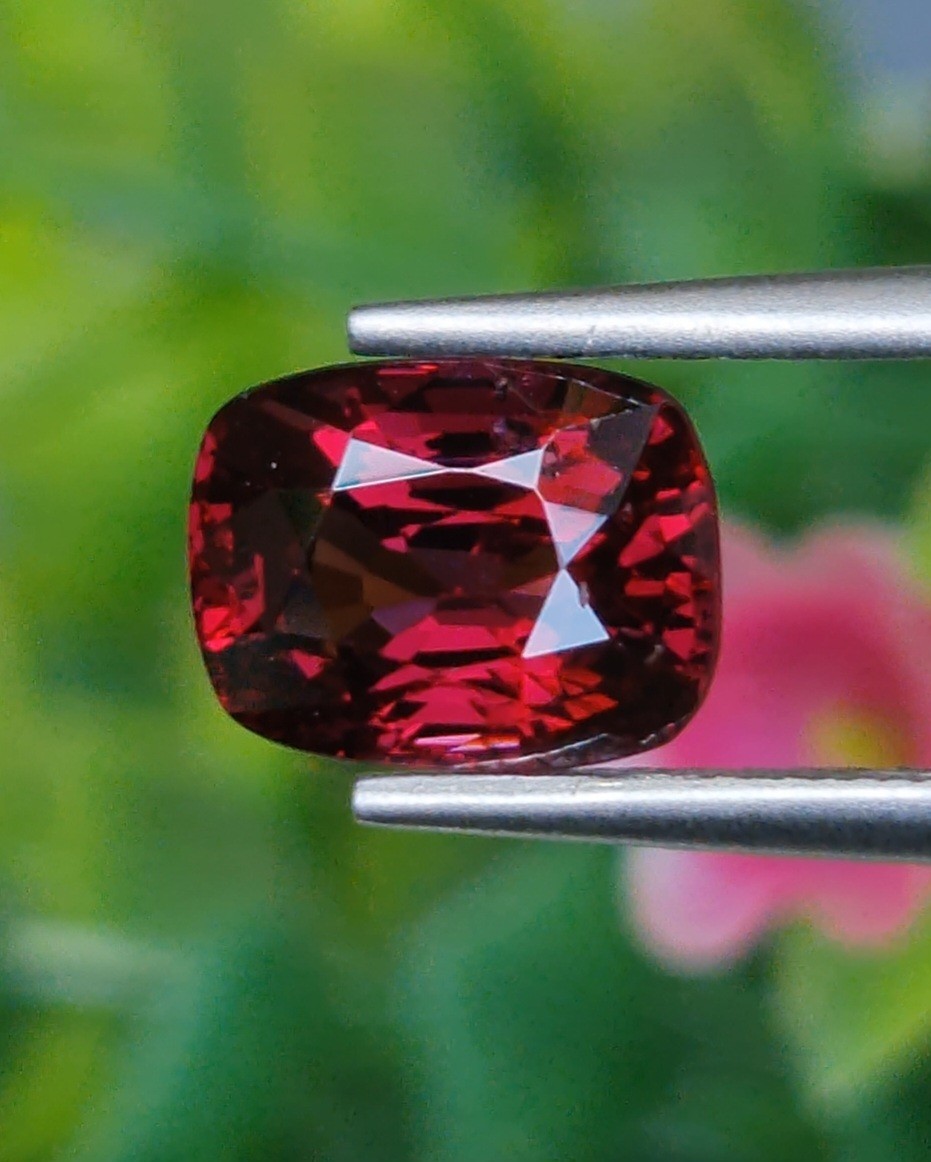 พลอย สปิเนล (Spinel) 2.48 กะรัต (Cts.) ดิบ (Unheated) พลอยแท้ อัญมณีมงคลประจําวันเกิด เครื่องประดับพลอย