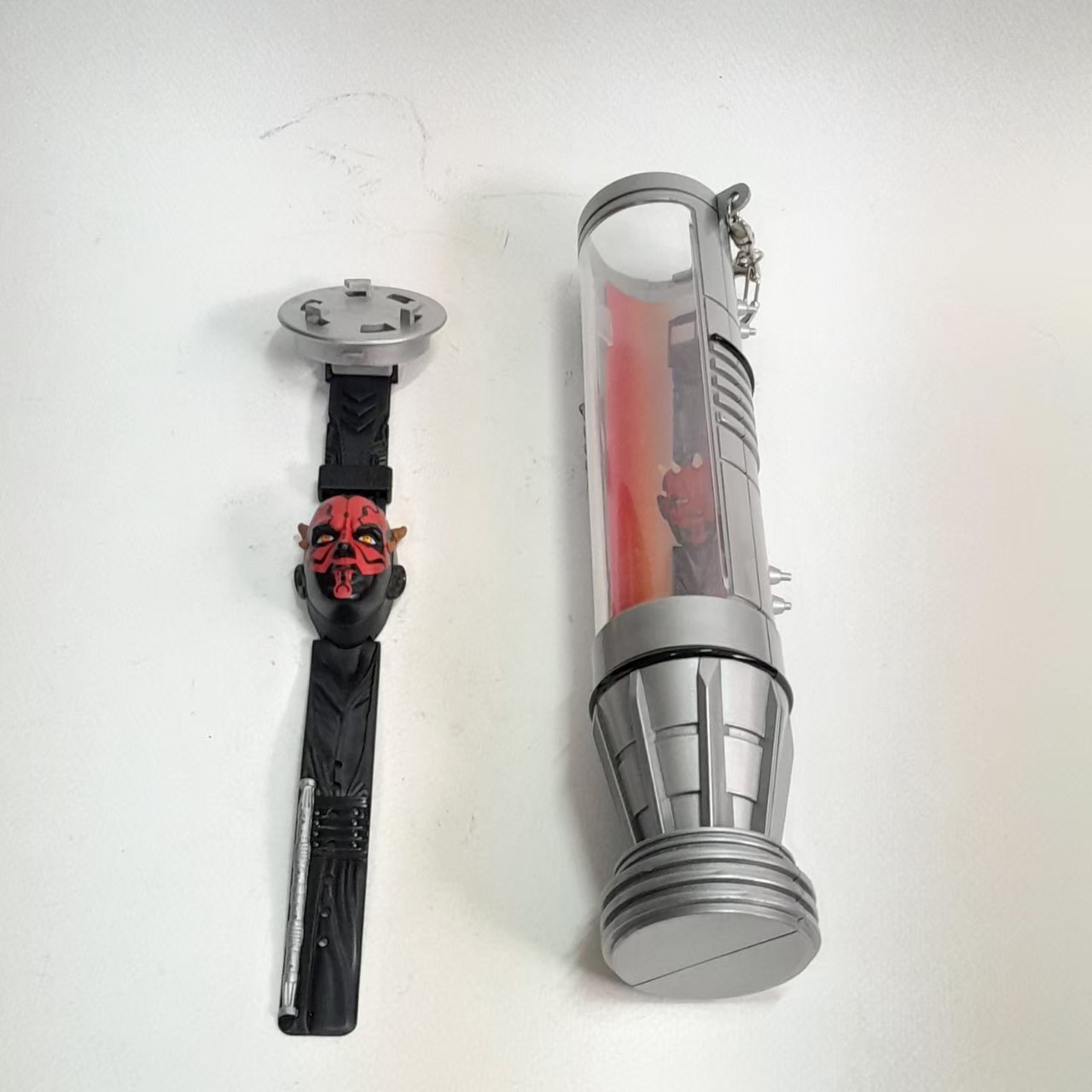 มีหลายภาพ นาฬิกา**ไม่ได้เช็คแบตเตอรี่ ตีเป็นตัวโชว์ ดาร์ธโมล จากสตาร์วอส์ ep.1 ในกล่องรูปไลท์เซเบอร์ มีภาพ มีพวงกุญห้อยที่กล่อง ของครบ มือสองงานเก่าเก็บ