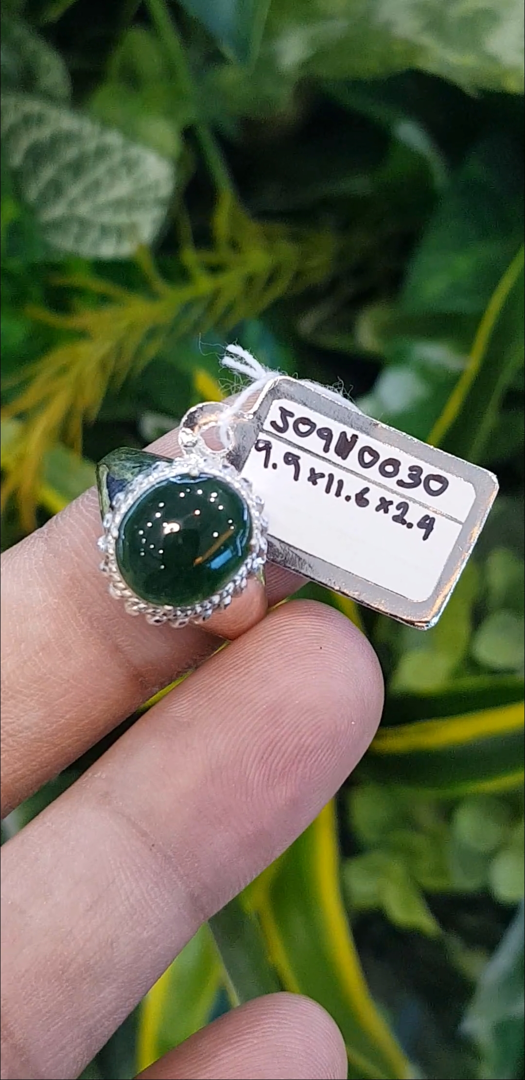 หยก พม่า แท้ Jade แหวนหยก 翡翠戒指 (Jadeite ring) 2.34 กะรัต (Cts.) (Size) 51 ดิบ ไม่ผ่านการปรับปรุง (Type A) พม่า (Myanmar)