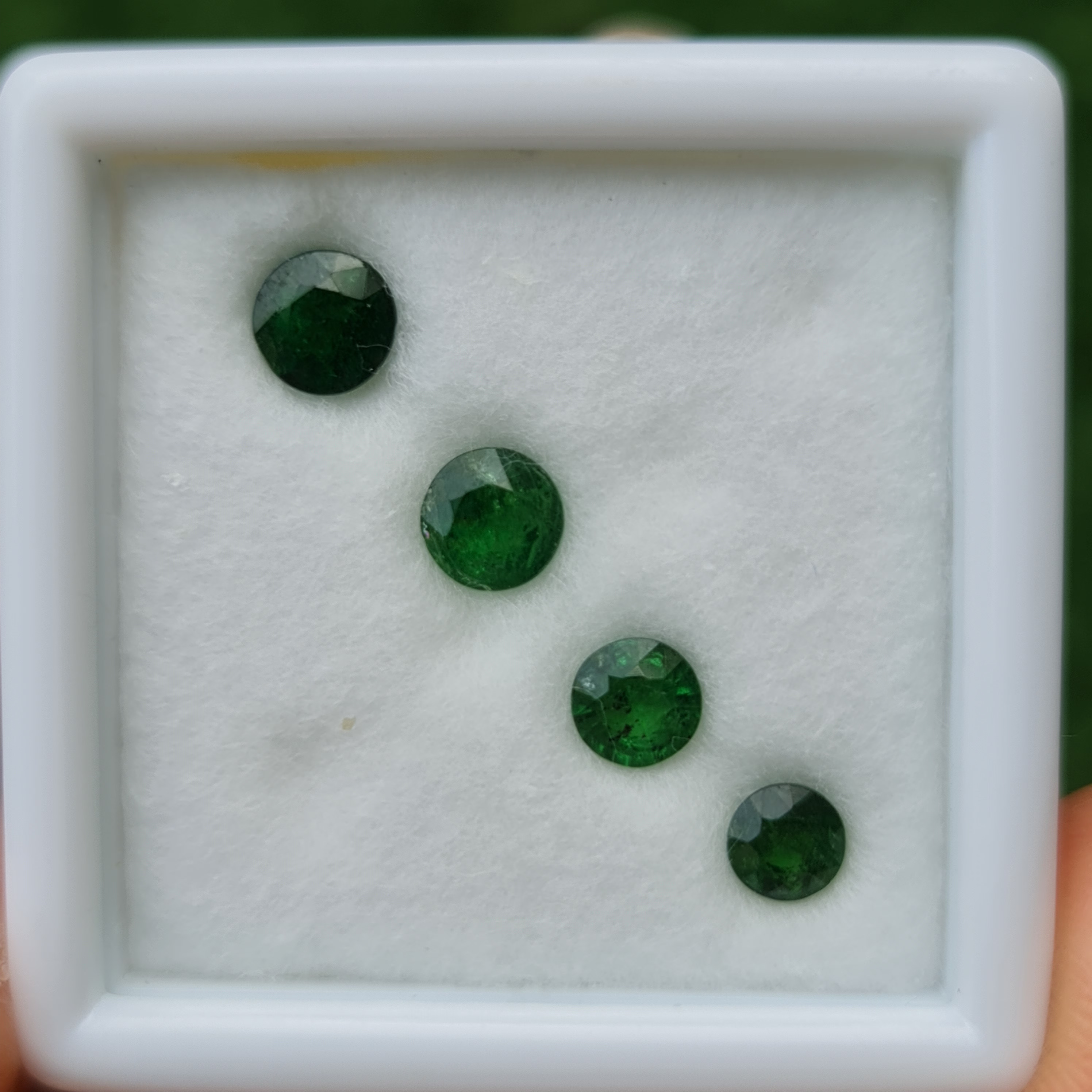 พลอย ซาโวไรท์ Tsavorite Garnet 2.78 กะรัต (Cts.) 4 เม็ด พลอยแท้ อัญมณีมงคลประจําวันเกิด เครื่องประดับพลอย