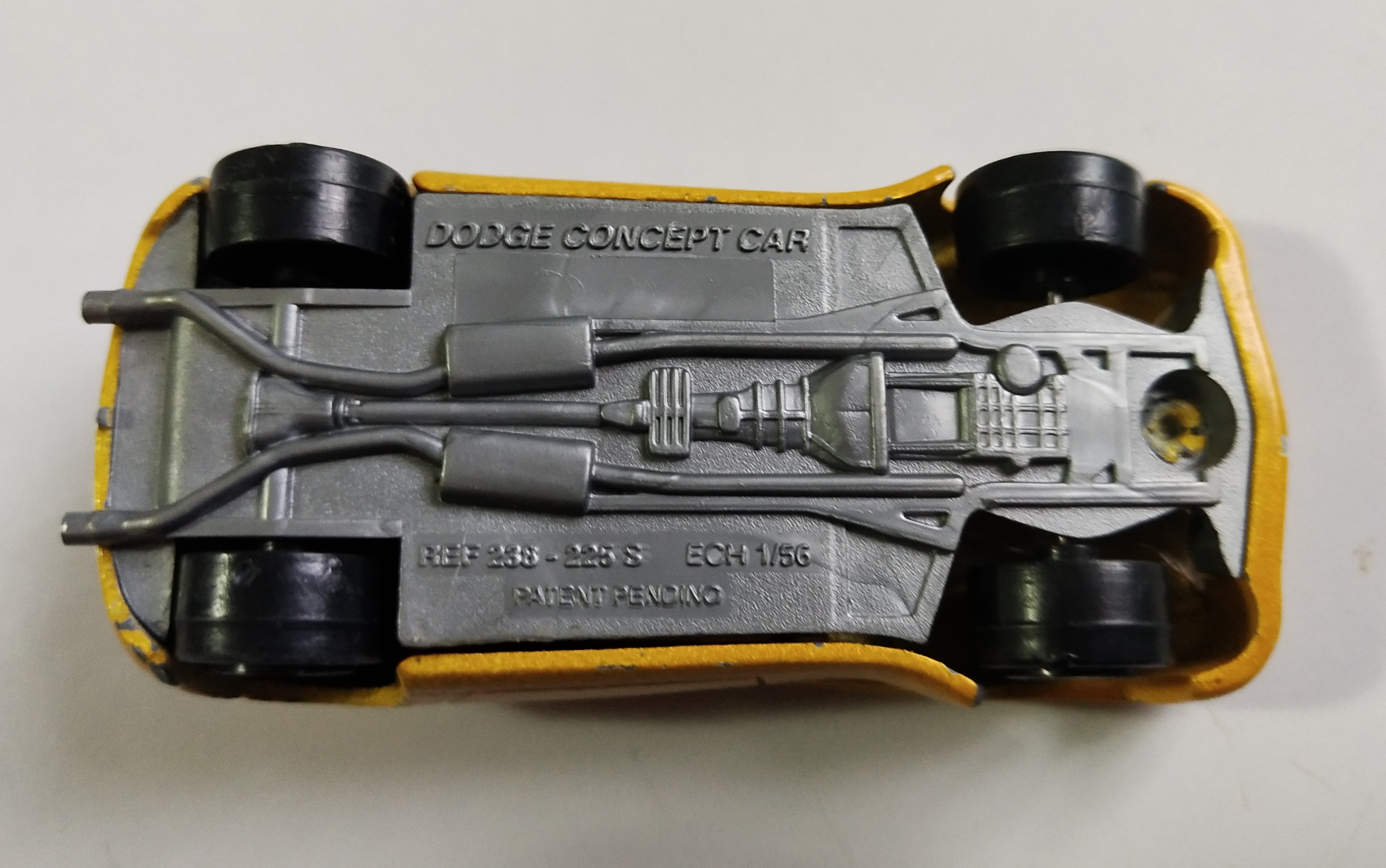 ของเล่น ของสะสม**มีตำหนิ กระจกร้าว รถเหล็ก รถสปอร์ต สีเหลือง เปิดประทุน รุ่น Dodge Concept Car