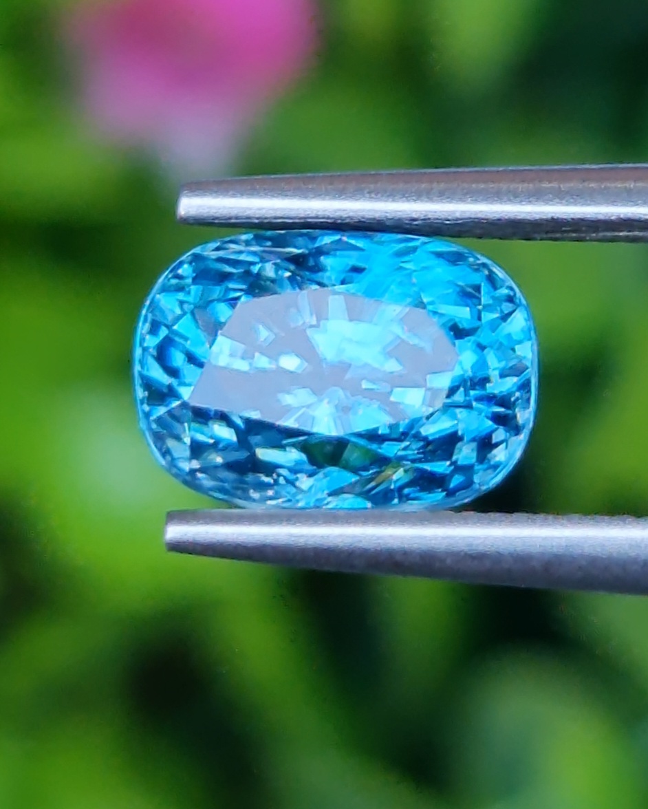 พลอย เพทาย (Zircon) 4.49 กะรัต (Cts.) พลอยแท้ อัญมณีมงคลประจําวันเกิด เครื่องประดับพลอย