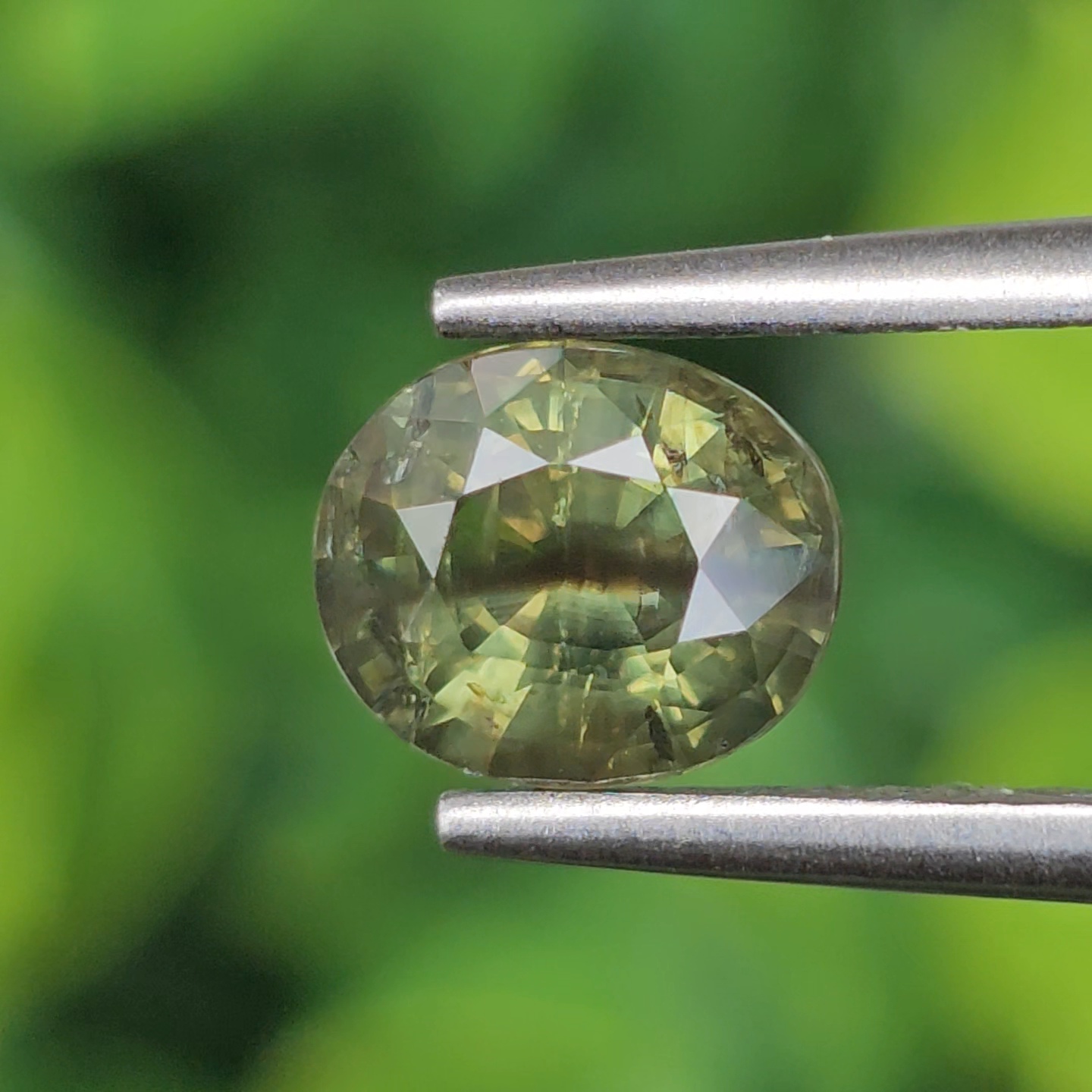 พลอย เขียวส่อง Green Sapphire 1.43 กะรัต (Cts.) ดิบ Unheated พลอยแท้ อัญมณีมงคลประจําวันเกิด เครื่องประดับพลอย