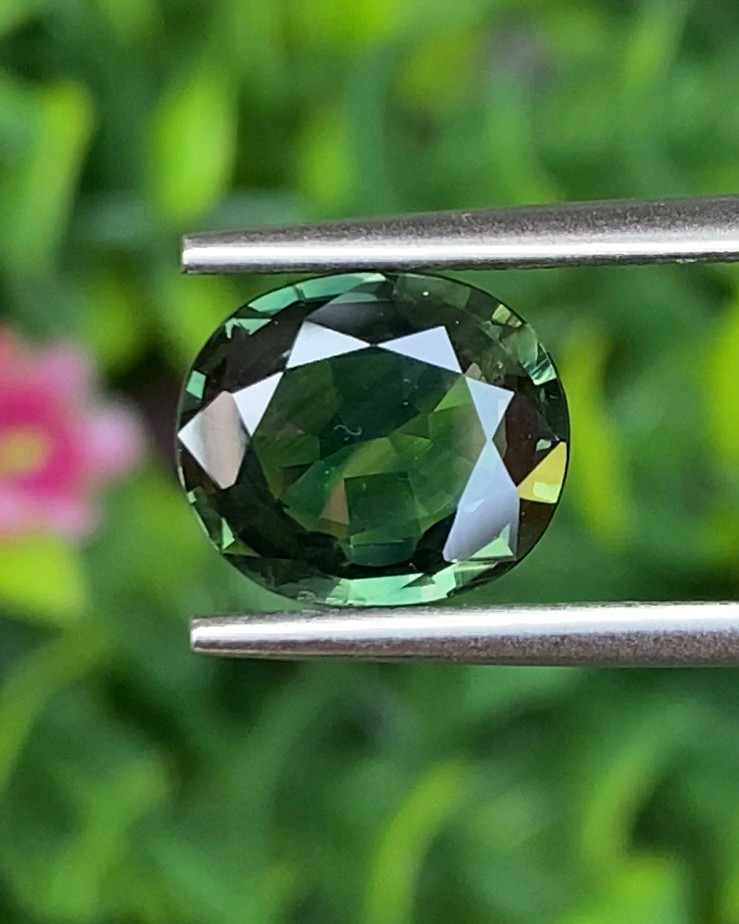 พลอย เขียวส่อง Green Sapphire ดิบ Unheated 2.38 กะรัต (Cts.) พลอยแท้ อัญมณีมงคลประจําวันเกิด เครื่องประดับพลอย