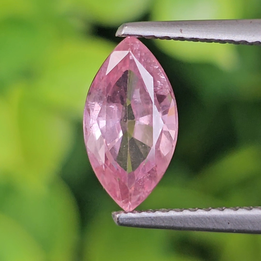 พลอย พัดพารัดชา Padparadscha Sapphire 2.45 กะรัต (Cts.) พร้อมใบเซอร์ พลอยแท้ อัญมณีมงคลประจําวันเกิด เครื่องประดับพลอย สำเนา สำเนา