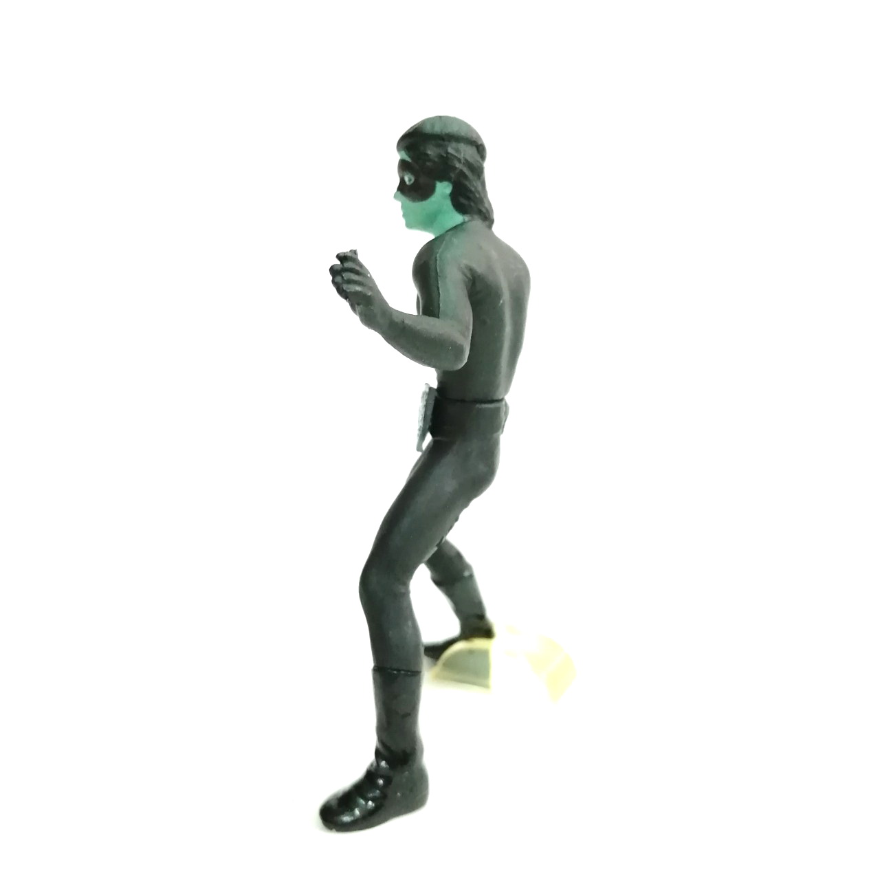 กาชาปอง กีกี้ลูกสมุนจากองค์การช้อคเกอร์จาก ไรเดอร์1 รุ่นหน้าเขียว หมวกเบเร่ต์ขนาดตามภาพ มีฐานน้ำแข็ง สภาพดี