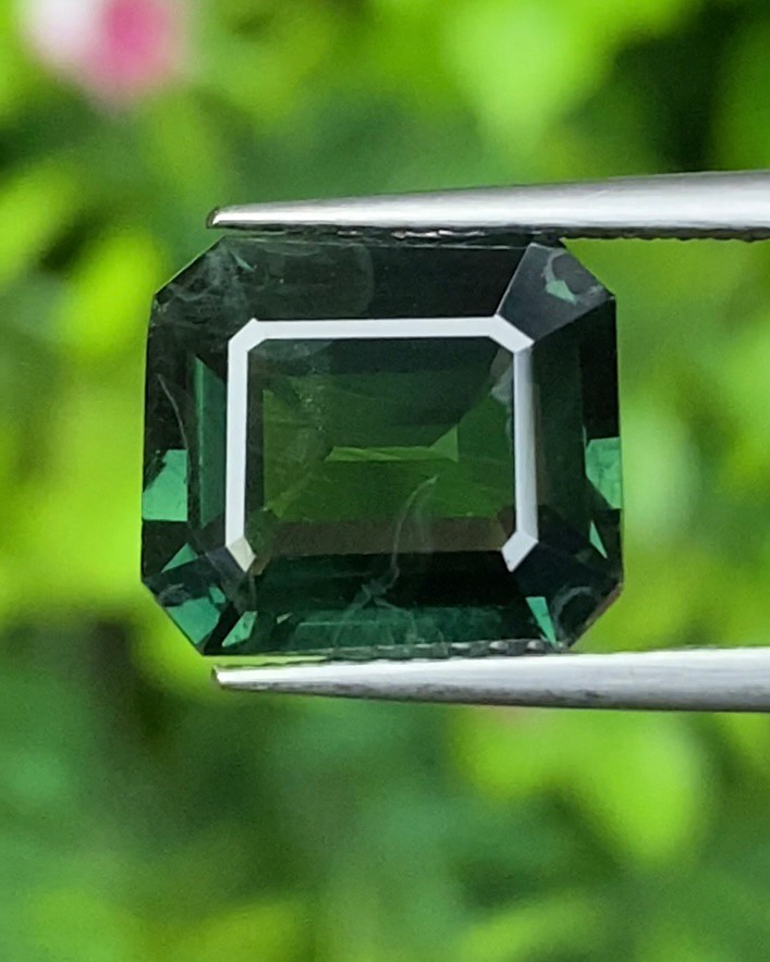พลอย เขียวส่อง Green Sapphire 5.01 กะรัต (Cts.) พร้อมใบเซอร์ พลอยแท้ อัญมณีมงคลประจําวันเกิด เครื่องประดับพลอย