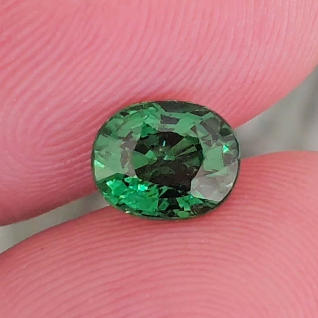 พลอย ซาโวไรท์ Tsavorite Garnet 1.36 กะรัต (Cts.) ดิบ Unheated พร้อมใบเซอร์ อัญมณีมงคลประจําวันเกิด เครื่องประดับพลอย