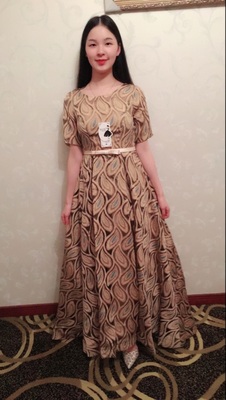 Pre-orderชุดราตรียาวแขนสั้นสีทองปักดิ้นลายขนนกยูงคาดโบว์ที่เอวเชือกผูกหลัง