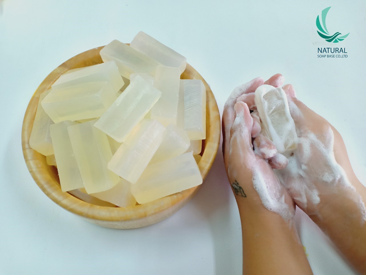 เบสสบู่กลีเซอรีนผสมรังไหม(แบบใส)ฟองเยอะ มีความอ่อนโยนสูง ผลิตจากน้ำมันมะพร้าวเกรดดี บรรจุ 1 กก (ราคารวม Vat 7%)
