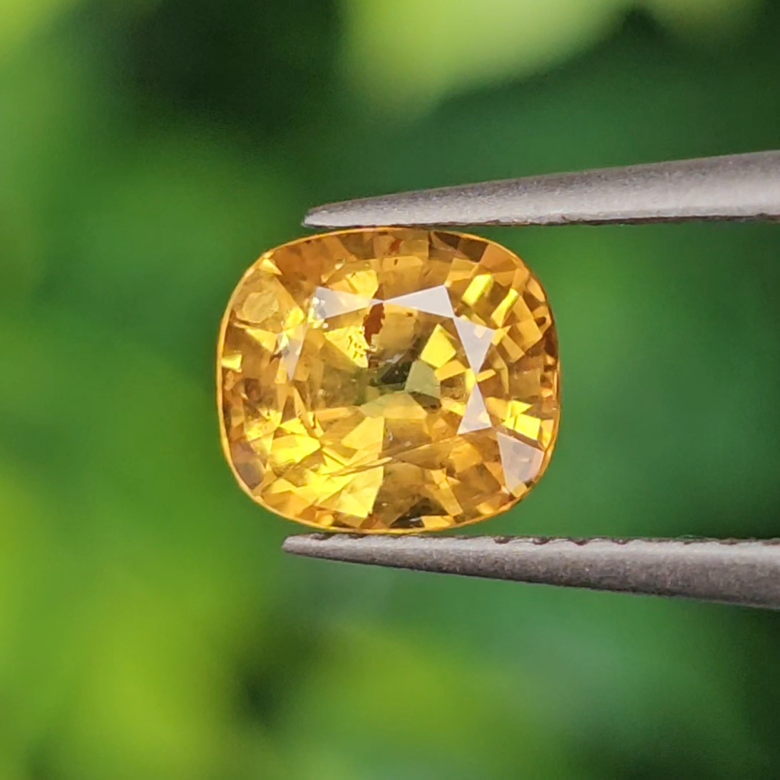 พลอย บุษราคัม yellow sapphire 0.86 กะรัต (Cts.) พลอยแท้ อัญมณีมงคลประจําวันเกิด เครื่องประดับพลอย