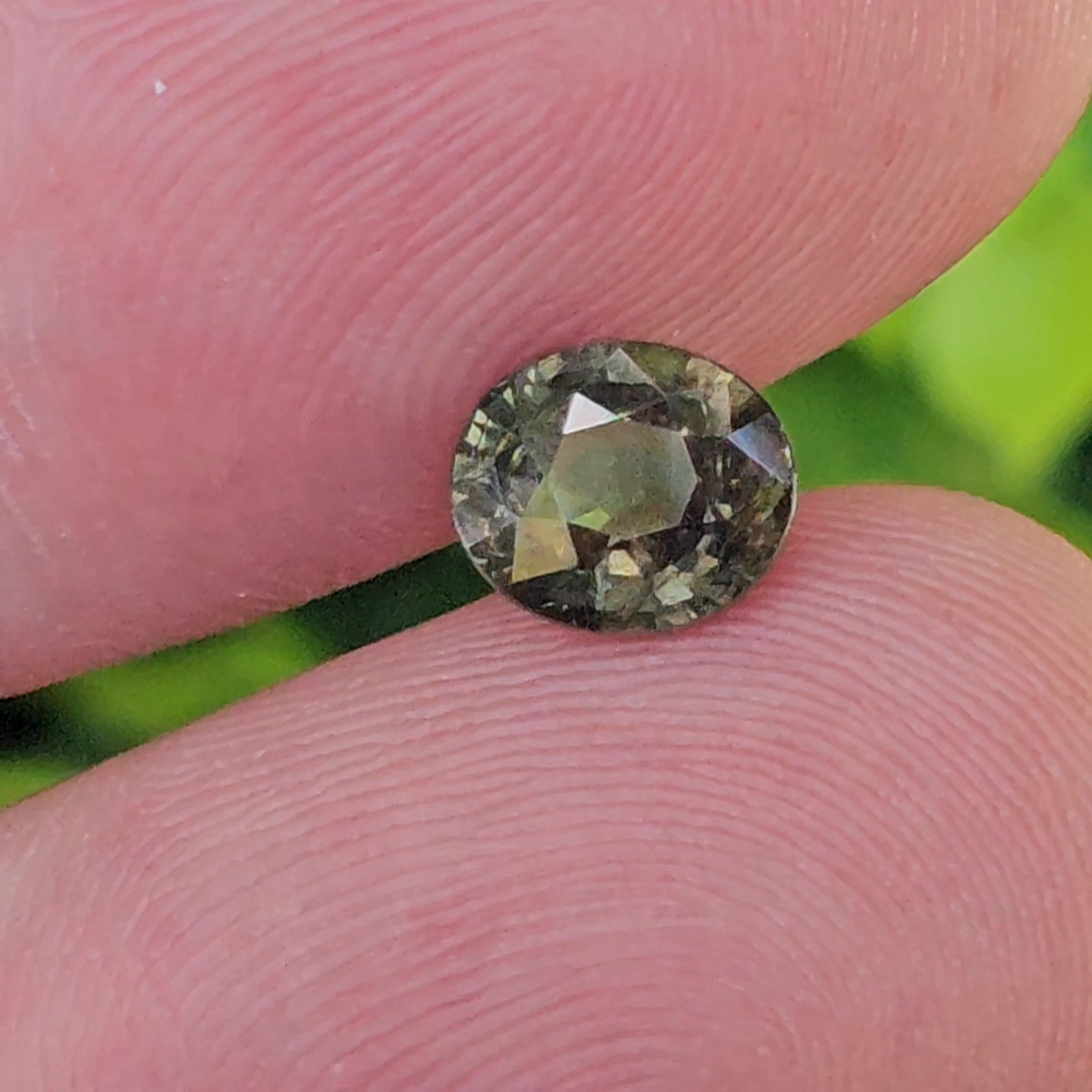 พลอย เขียวส่อง Green Sapphire 1.13 กะรัต (Cts.) ดิบ Unheated พลอยแท้ อัญมณีมงคลประจําวันเกิด เครื่องประดับพลอย