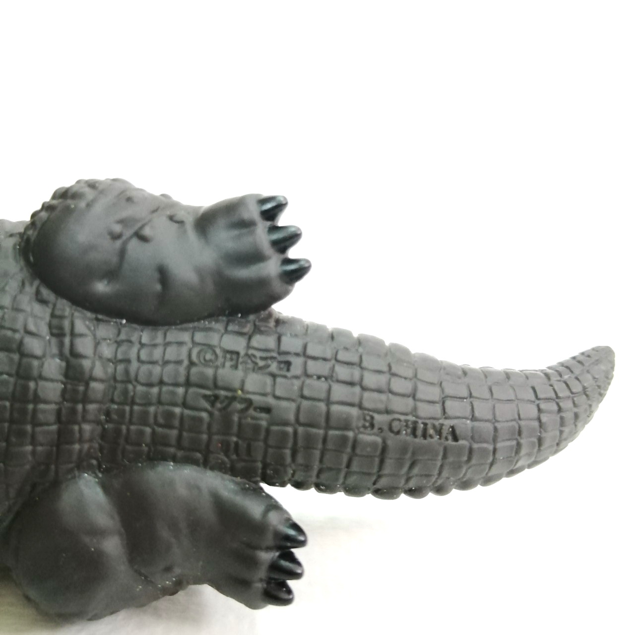 ซอฟ 4 นิ้ว สัตว์ประหลาด มะกุร่า จากอุลตร้าแมนคนแรก สภาพดี มีรอยบ้าง ค่อนข้างหายาก