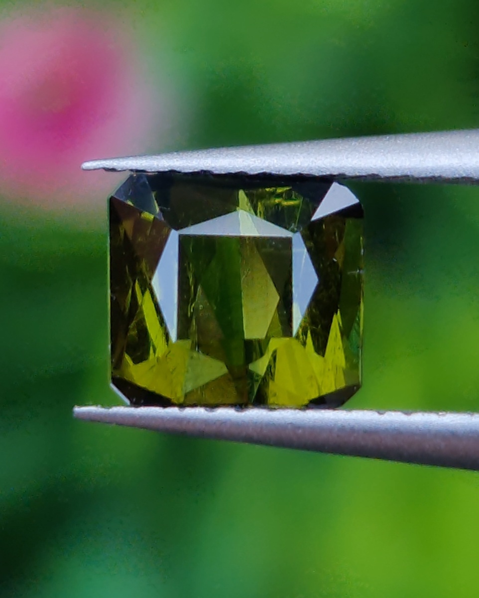 พลอย กรีน ทัวร์มารีน (Green Tourmaline) 1.07 กะรัต (Cts.) อัญมณีมงคลประจําวันเกิด เครื่องประดับพลอย