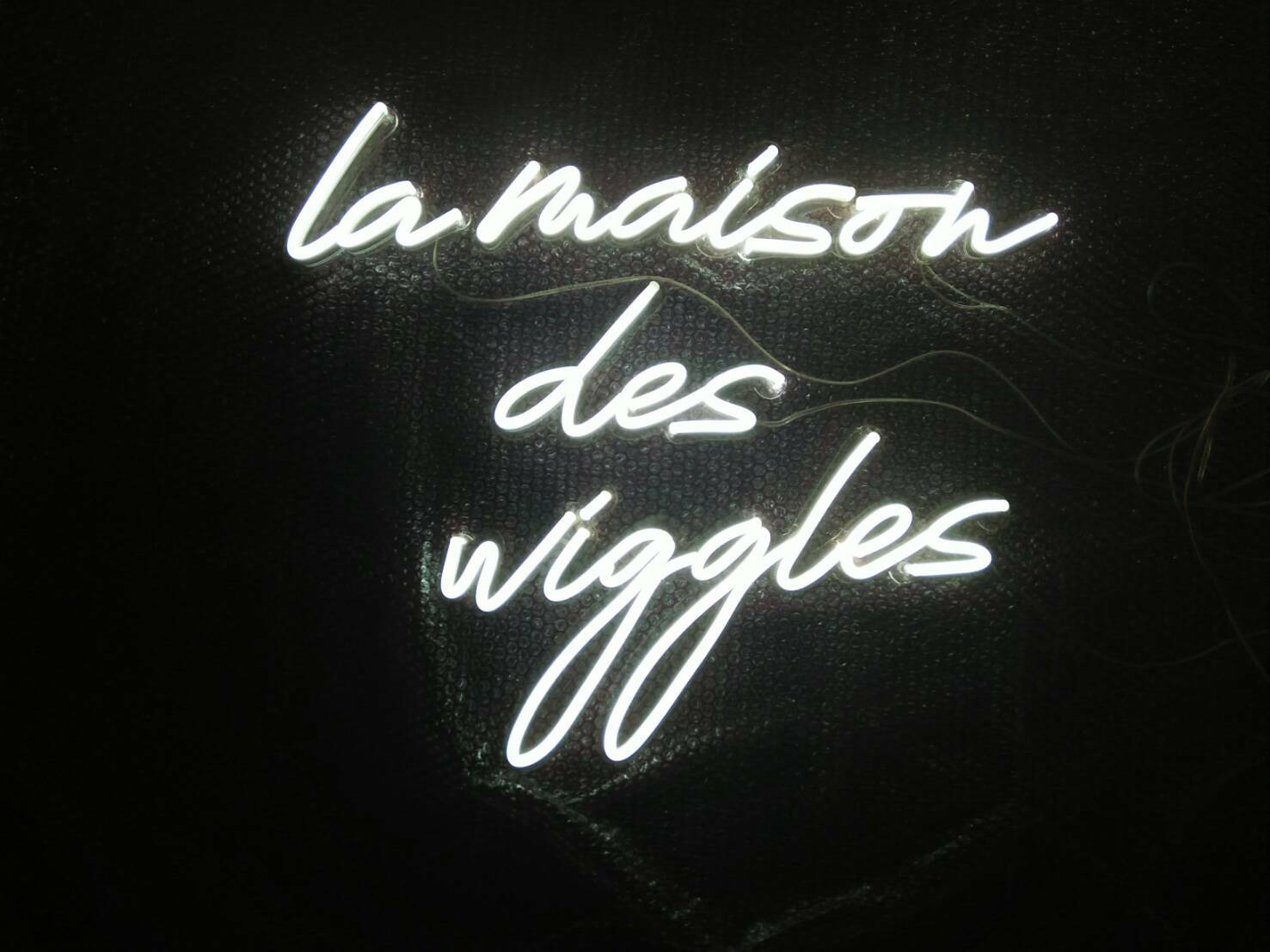 ป้ายไฟนีอออนดัด วางบนอคิลิคใส
