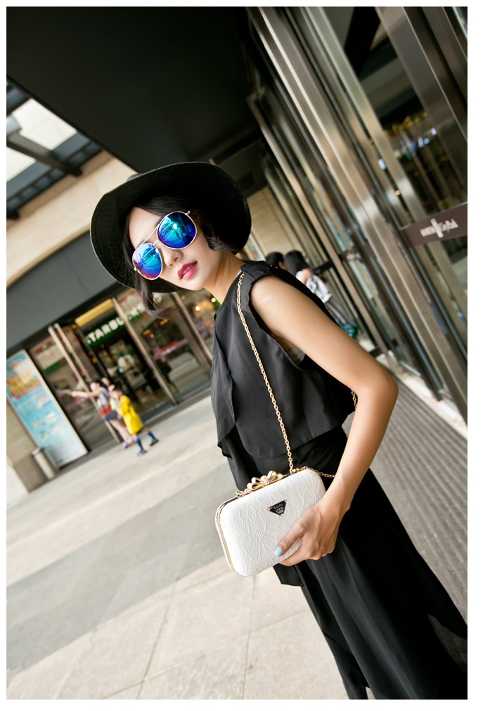 Evening Clutch กระเป๋าออกงาน Emido ทรงสี่เหลี่ยม แบบลูกไม้เรียบหรู สีขาว จุกเปิดเก๋ๆรูปโบว์มีเพชร มาพร้อมสายสะพายยาว