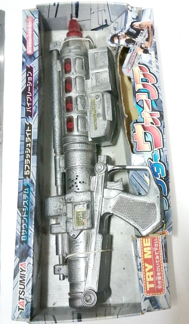 (กรุณาเลือกสี) ของเล่น ปืนพลาสติก จากสตาร์วอส์ งานเก่าเก็บในกล่อง /ไม่ได้เช็คสภาพ ไม่เคยแกะเล่น***งานเก่ากล่องมีตำหนิตามภาพ หายาก มีสองสี สีเงินและสีทอง