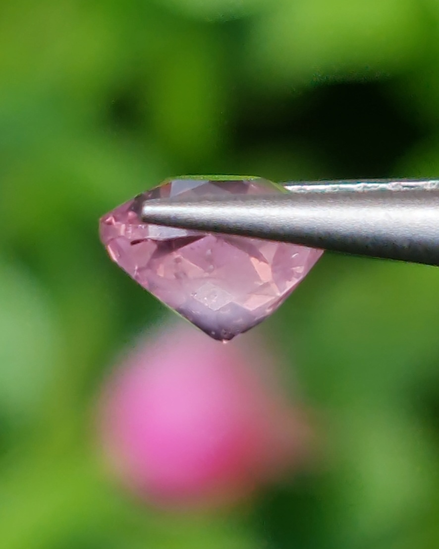 พลอย พัดพารัดชา Padparadscha Sapphire 1.05 กะรัต (Cts.) ดิบ (Unheated) พร้อมใบเซอร์ พลอยแท้ อัญมณีมงคลประจําวันเกิด เครื่องประดับพลอย