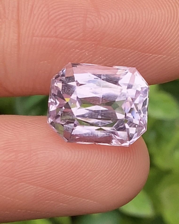 พลอย คุนไซท์ Kunzite 9.05 กะรัต (Cts.) พลอยแท้อัญมณีมงคล ประจําวันเกิด เครื่องประดับพลอย