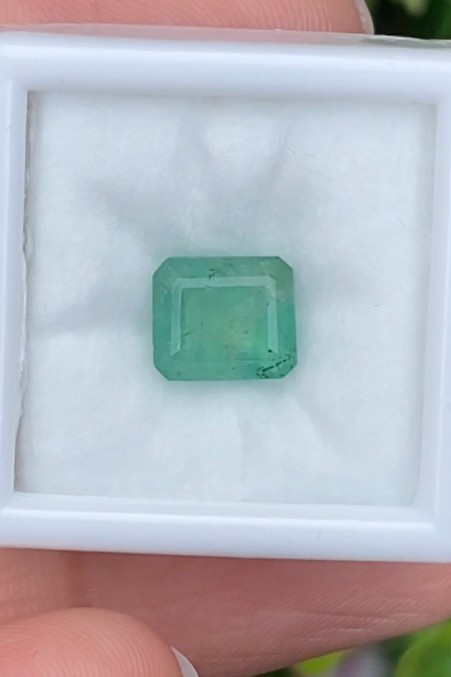 พลอย มรกต Natural Emerald แซมเบีย 2.40 กะรัต (Cts.) พลอยแท้ อัญมณีมงคลประจําวันเกิด เครื่องประดับพลอย