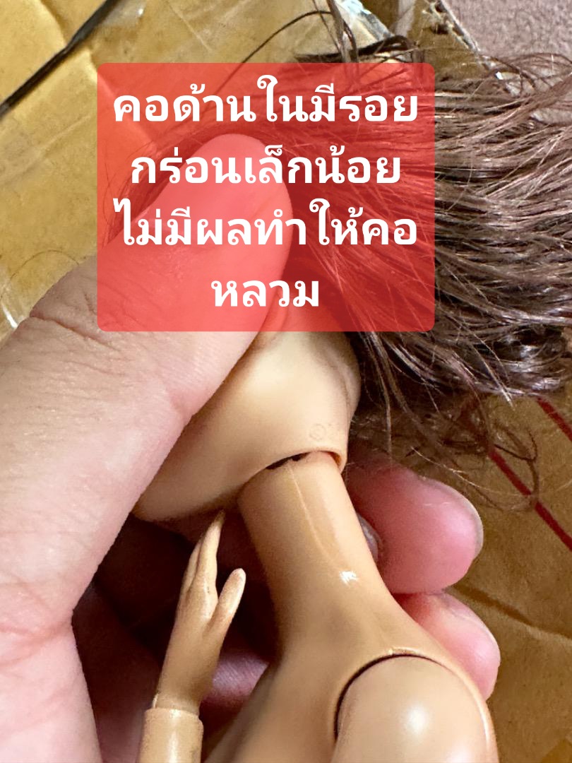 มีหลายภาพ คอมีรอยบิ่นเล็กน้อย แต่ไม่ทำให้คอโยกหรือหลวม ตามภาพ,ไม่ส่งผลต่อการโยกคลอน -ไม่หลวม ปกติ,,ไม่รวมฐาน,ตุ๊กตาบาร์บี้รุ่นโยคะ made_to_move มี ข้อต่อทั้งตัว Mattel China 2015 ไม่มีส่วนหลวม