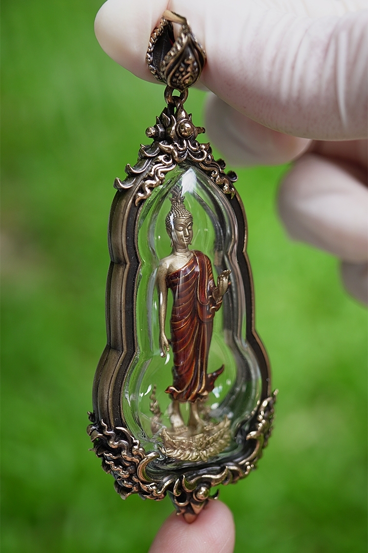 พระพุทธศิริสุขมั่นคงทรัพย์พร้อมเลี่ยมกรอบ รหัส 6 เนื้อทองสัมฤทธิ์ลงยาจีวร