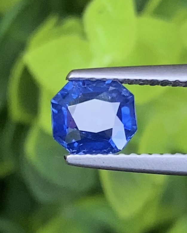 ไพลิน (Blue Sapphire) 1.21 กะรัต (Cts.) สีพิเศษ คอนฟลาวเวอร์ บลู (Cornflower Blue) พร้อมใบเซอร์ 2 ใบ พลอยแท้ อัญมณีมงคลประจําวันเกิด เครื่องประดับพลอย