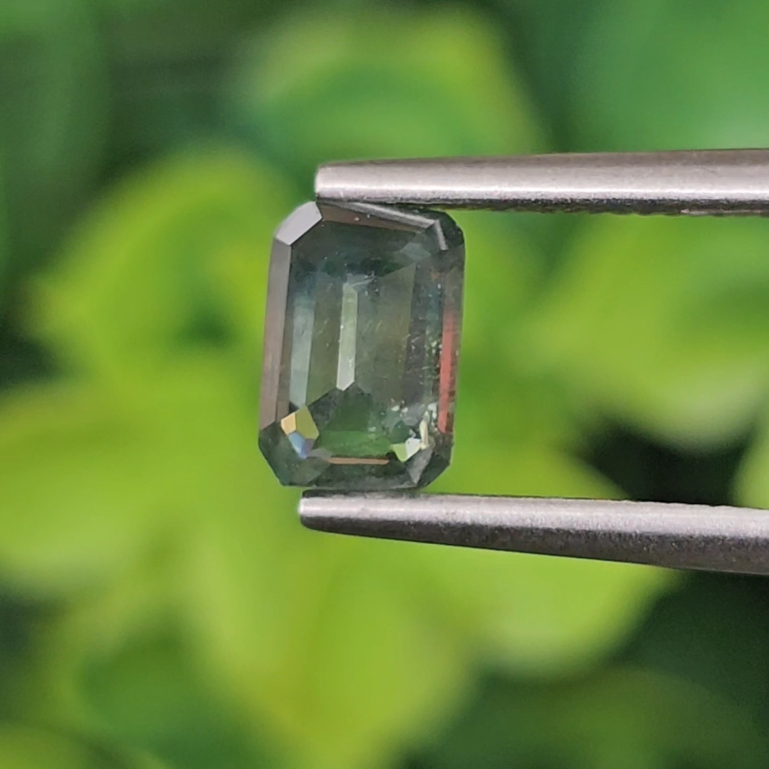 พลอย เขียวส่อง Green Sapphire 1.07 กะรัต (Cts.) พลอยแท้ อัญมณีมงคลประจําวันเกิด เครื่องประดับพลอย