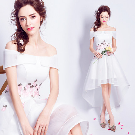 ชุดเจ้าสาวชุดราตรีสั้นแบบไหล่ปาดหน้าสั้นหลังยาวแต่งดอกไม้สวยหวาน (เชือกผูกหลัง)