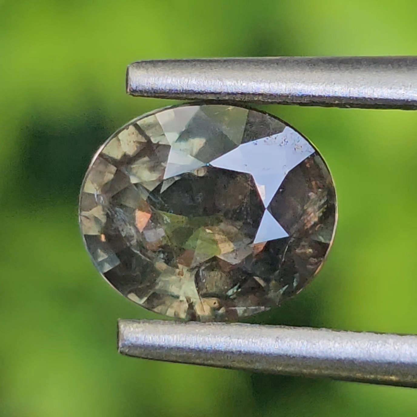 พลอย เขียวส่อง Green Sapphire 1.13 กะรัต (Cts.) ดิบ Unheated พลอยแท้ อัญมณีมงคลประจําวันเกิด เครื่องประดับพลอย