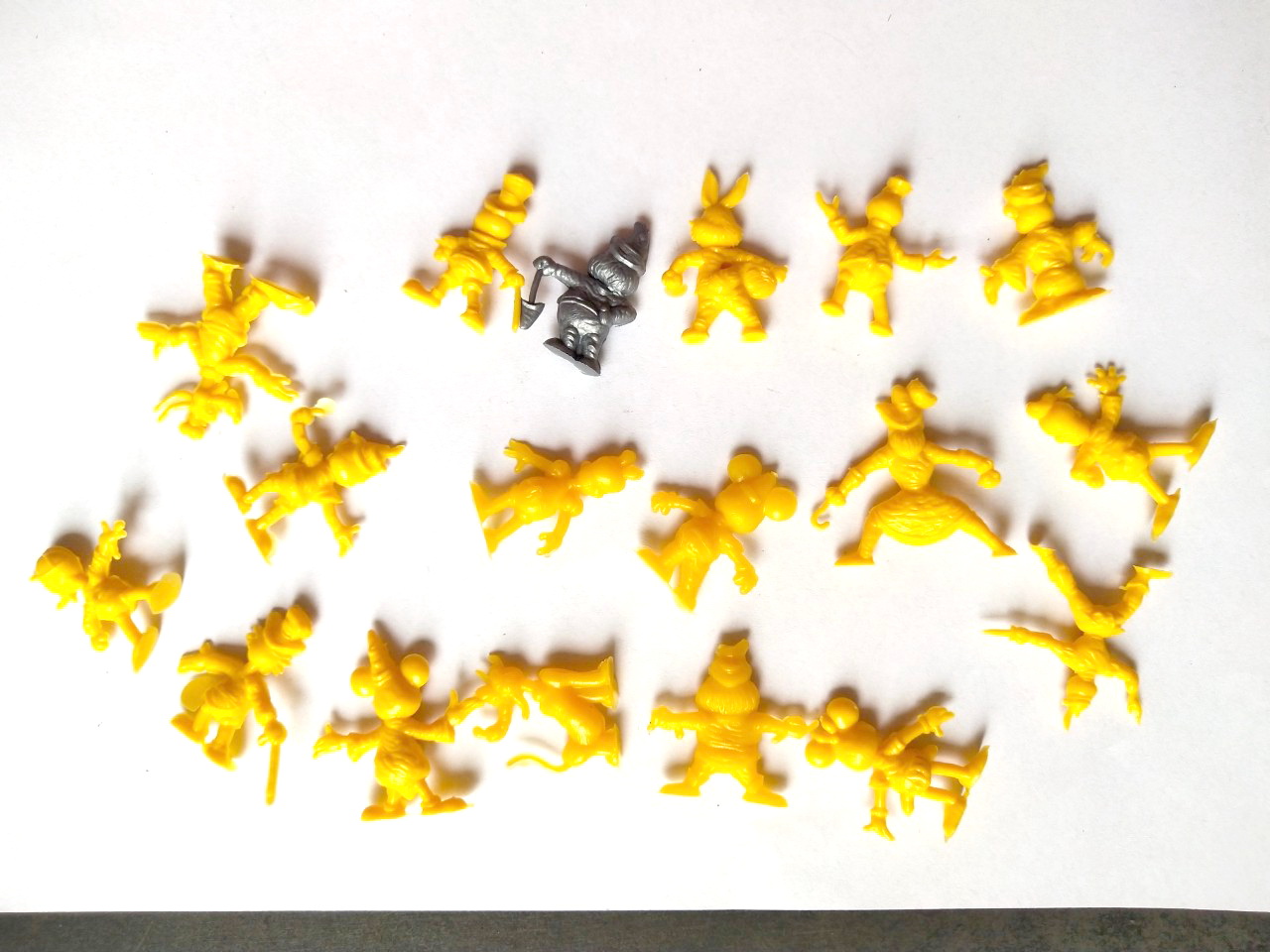 ชุดตุ๊กตุ่นดีสนีย์ 1.5 " ตุ๊กตุ่นตัวละครจากภาพยนตร์การ์ตูนของ วอลท์ ดีสนีย์ อาทิ ปีเตอร์แพน, สนีซซี่, อังเคิลสคู๊ซ, มิกกี้เม้าส์, ลูอี้, กัปตันฮุค, โดบี, เดซี่ดั๊ก, กัสกูซ, กูฟฟี่, เจมมินี่ คริกเก็ต, มินนี่เม้าส์, กรัมปี้, โดนัลด์ดั๊ก, พลูโต, แฟนตาเซ