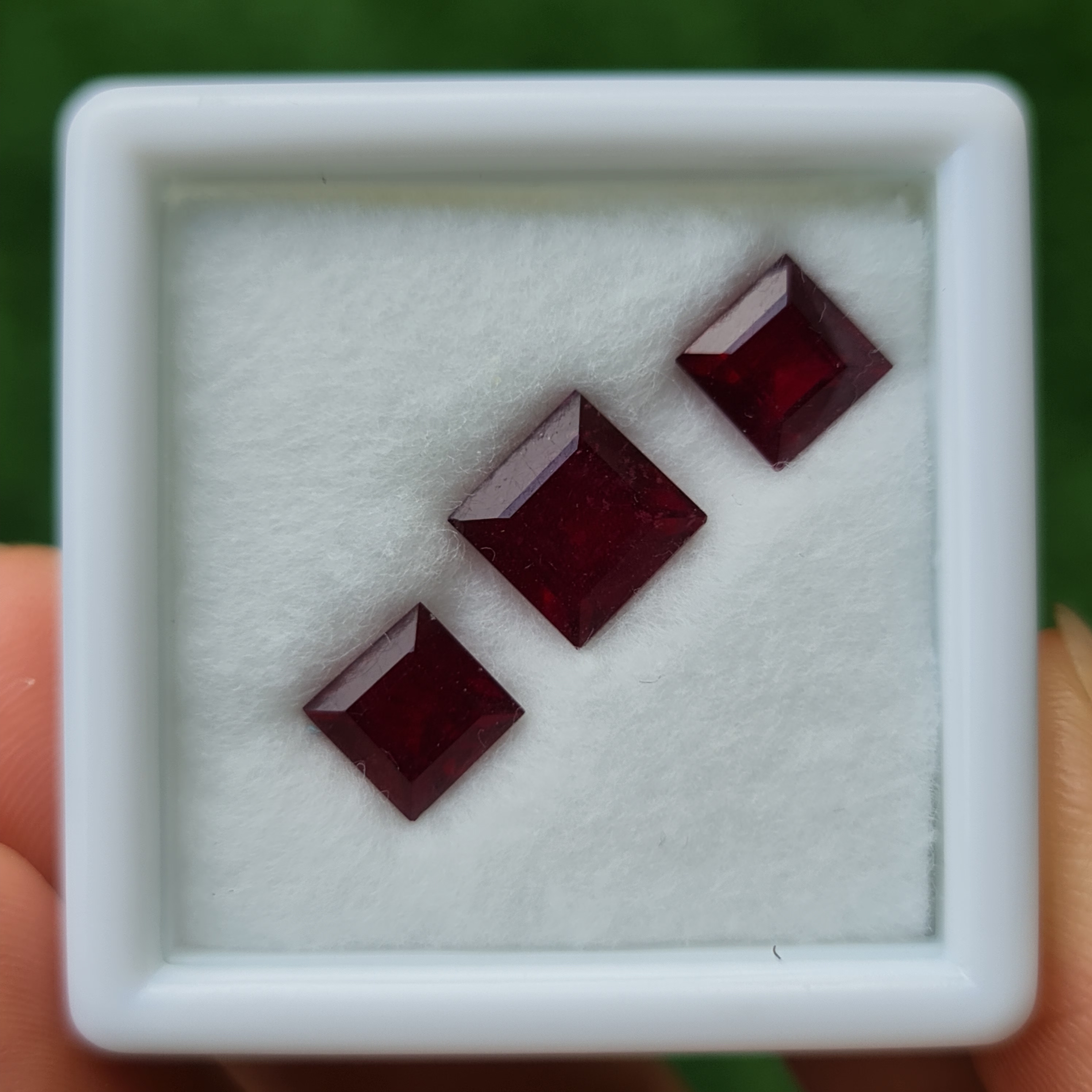 พลอย ทับทิม Ruby sapphire 3 เม็ด 7.40 กะรัต (Cts.) พลอยแท้ อัญมณีมงคลประจําวันเกิด เครื่องประดับพลอย