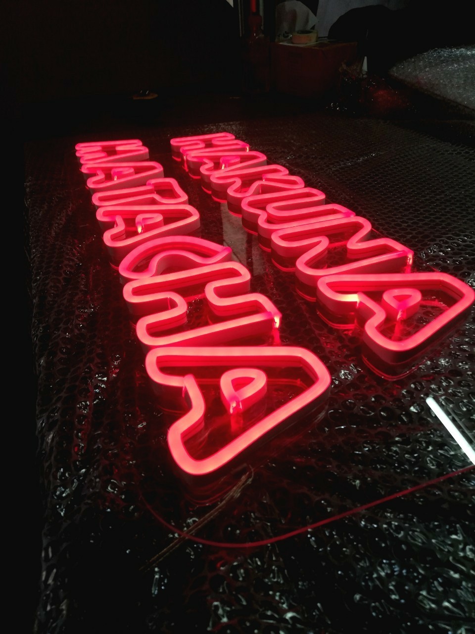 งานป้ายไฟนีออนดัดLED แสงสีแดง HAKUNA MATACHA