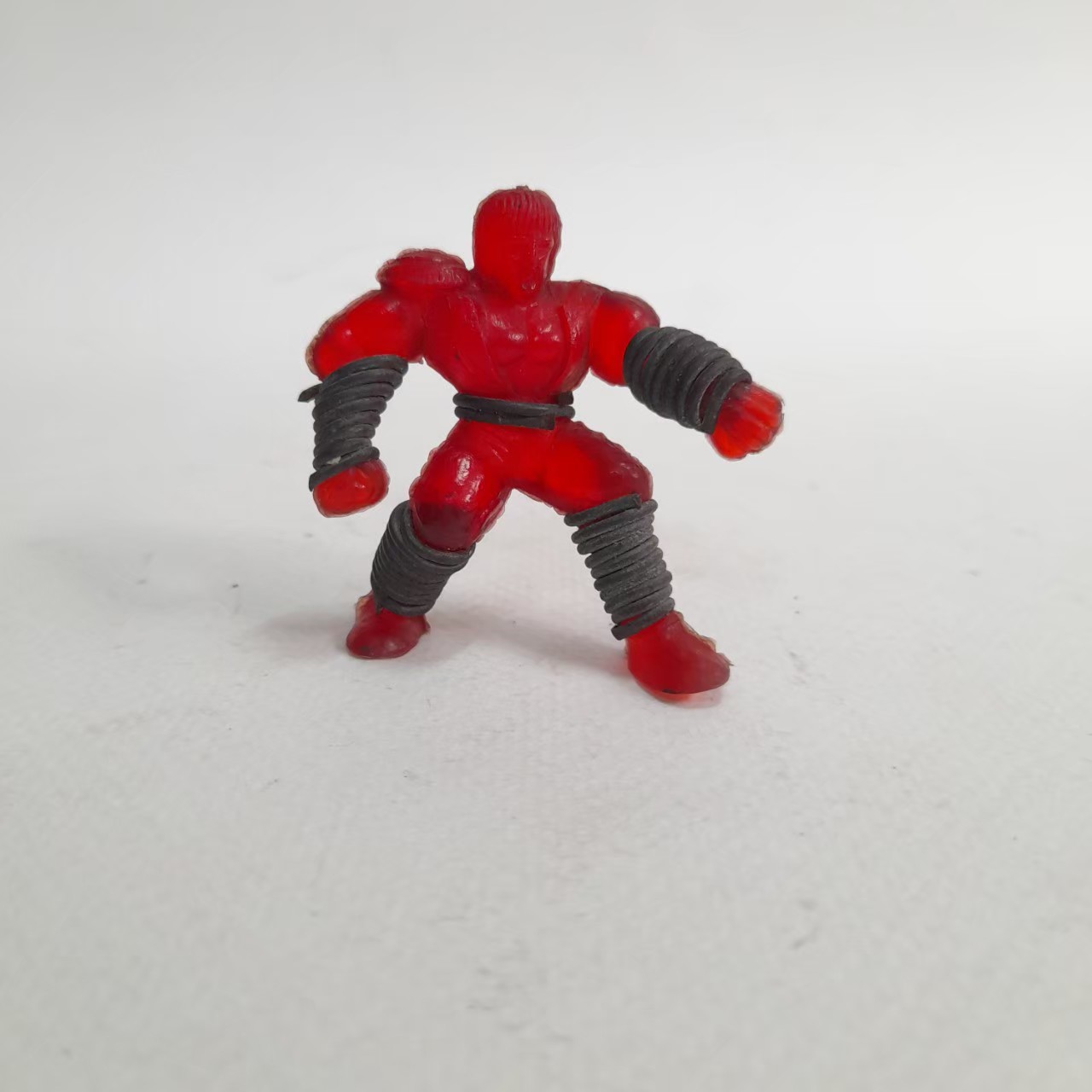 ตุ๊กตุ่นแอ๊นท์ตัวยาง,มีหลายภาพ "ชิน" หมัดดาวใต้ จาก หมัดเทพเจ้าดาวเหนือ ขนาด 2 นิ้ว สีแดงใส พันตะกั่วแบบเดิมๆ ผ่านงานทอยเส้นมาแล้ว มือสองสภาพตามรูป