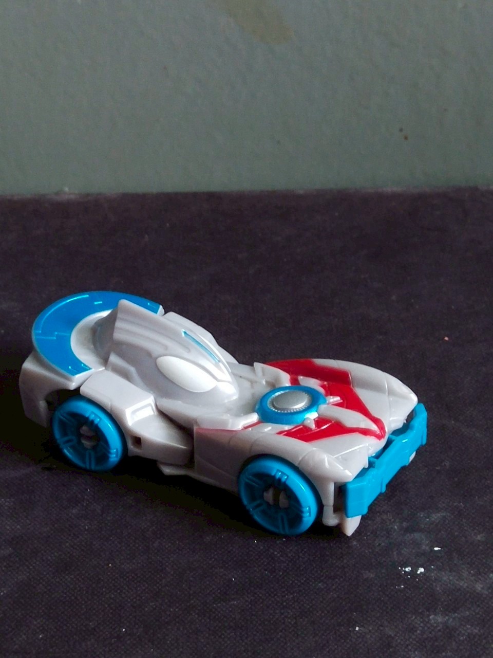 มีหลายภาพ รถแปลงร่างเป็นอุลตร้าแมน