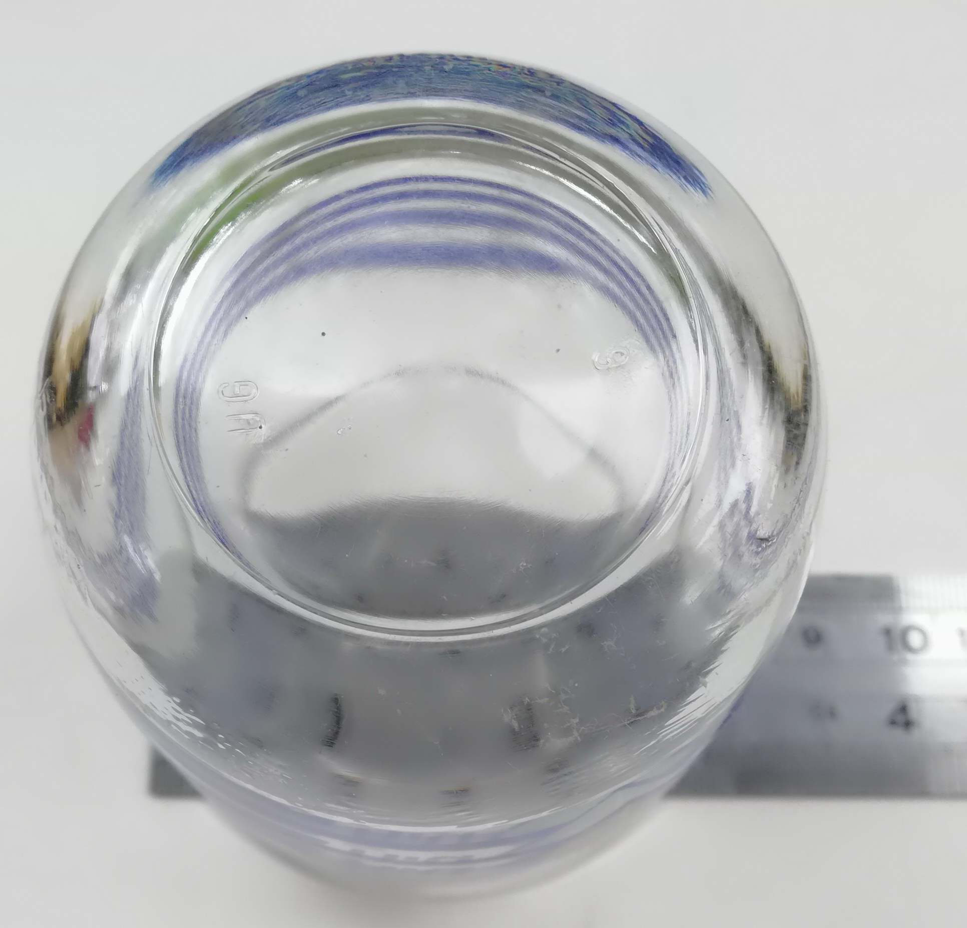 ของเก่าสะสม แก้วน้ำของสะสมจากนมตรามะลิ พิมพ์ลายเส้นสีน้ำเงินและโลกโก้นมรามะลิที่ด้านล่างของแก้ว เส้นผ่าศุนย์กลางประมาณ 7.5 cm. ความสูงประมาณ 8 cm.