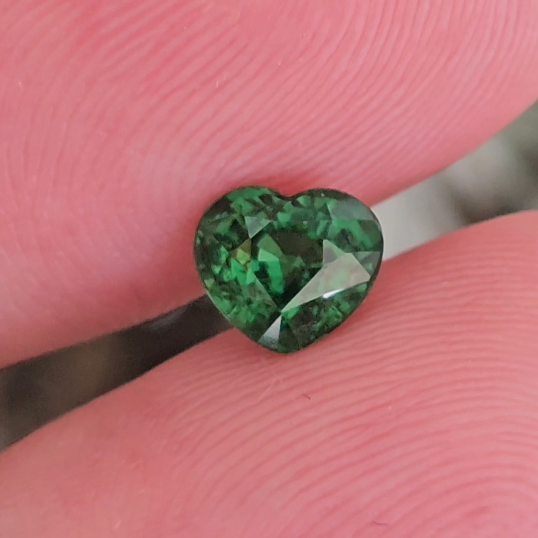 พลอย ซาโวไรท์ Tsavorite Garnet 1.16 กะรัต (Cts.) ดิบ Unheated พร้อมใบเซอร์ อัญมณีมงคลประจําวันเกิด เครื่องประดับพลอย