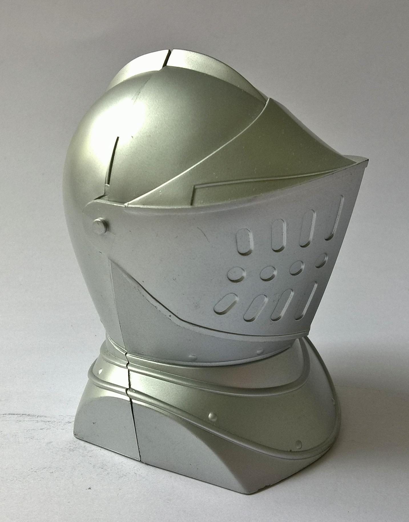 กล่องใส่ของทรงหัวอัศวิน ขนาดตามภาพ วัสดุเป็นพลาสติกสีเงิน