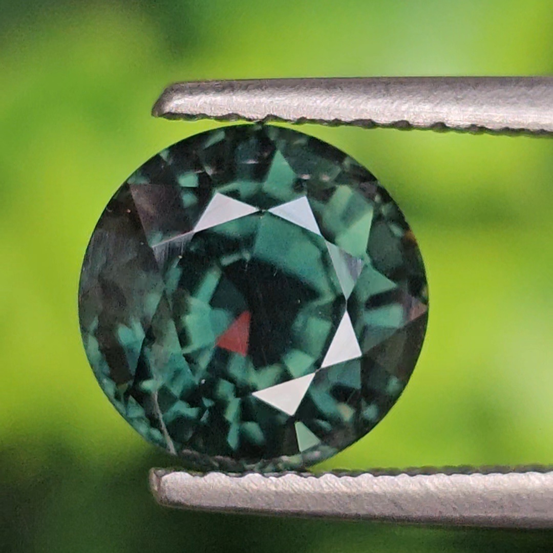 พลอย เขียวส่อง (Green Sapphire) 2.98 กะรัต (Cts.) พลอยแท้ อัญมณีมงคลประจําวันเกิด เครื่องประดับพลอย